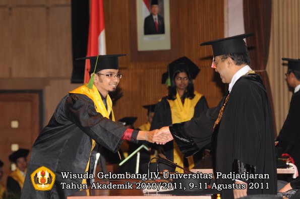 wisuda-fk-oleh-rektor-047