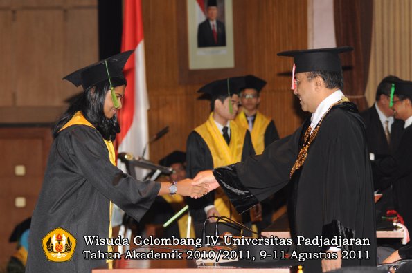 wisuda-fk-oleh-rektor-048