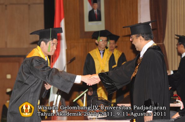 wisuda-fk-oleh-rektor-049