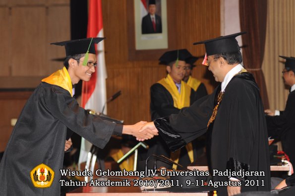 wisuda-fk-oleh-rektor-050