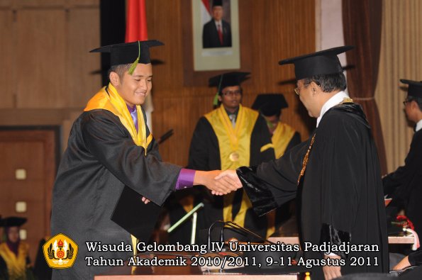 wisuda-fk-oleh-rektor-051