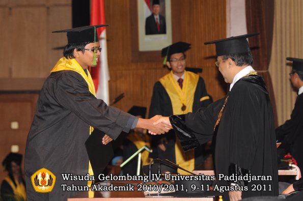 wisuda-fk-oleh-rektor-052