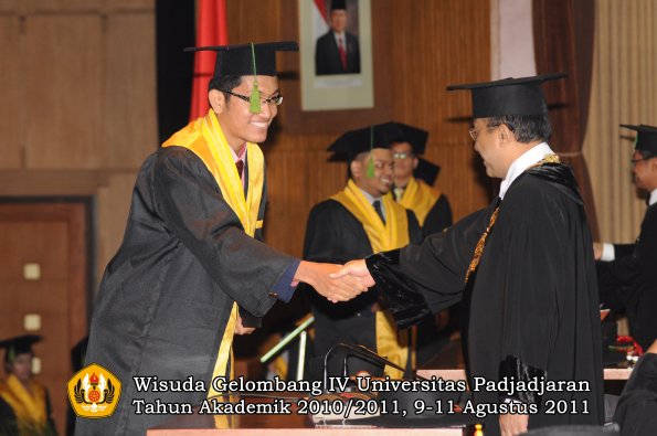 wisuda-fk-oleh-rektor-053