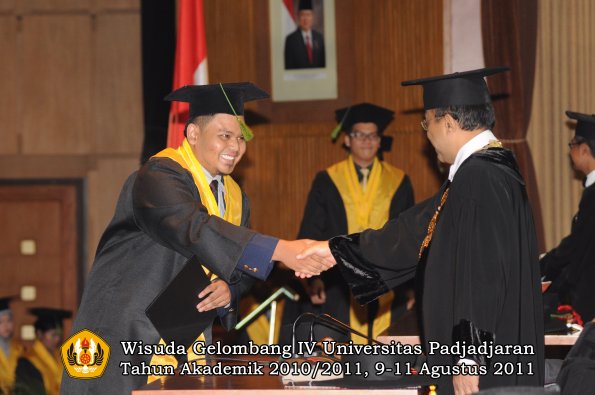 wisuda-fk-oleh-rektor-054