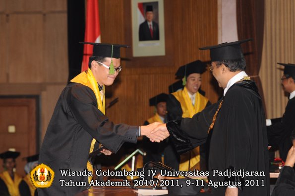 wisuda-fk-oleh-rektor-055