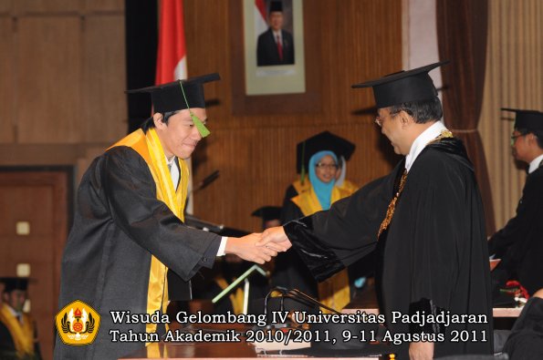 wisuda-fk-oleh-rektor-056