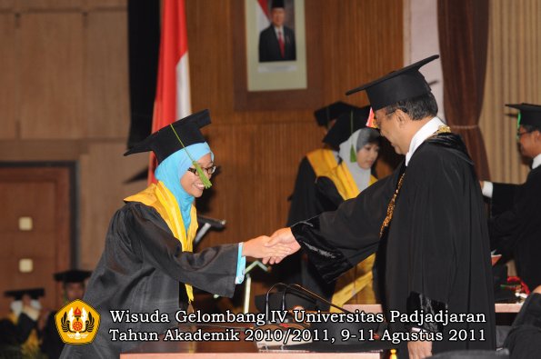 wisuda-fk-oleh-rektor-057