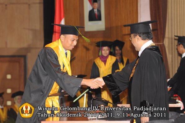 wisuda-fk-oleh-rektor-059