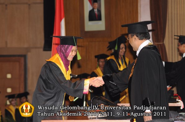 wisuda-fk-oleh-rektor-060