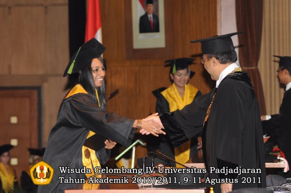 wisuda-fk-oleh-rektor-061