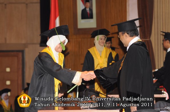 wisuda-fk-oleh-rektor-066