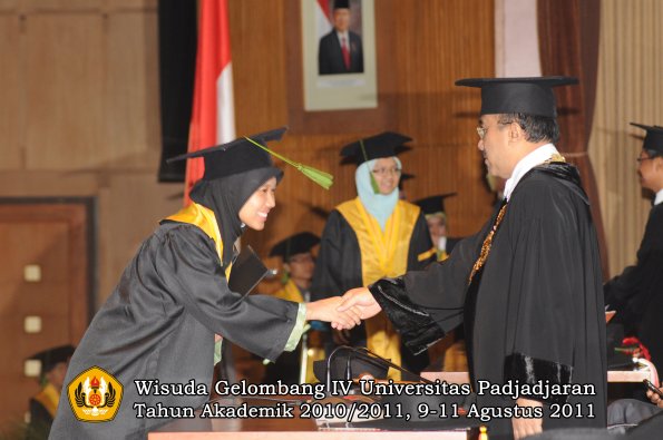 wisuda-fk-oleh-rektor-079