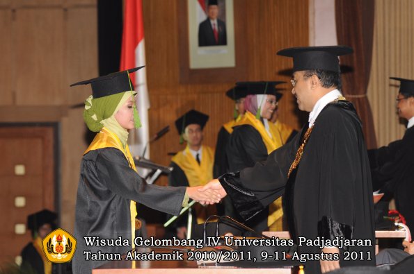 wisuda-fk-oleh-rektor-081