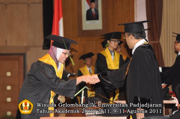 wisuda-fk-oleh-rektor-082