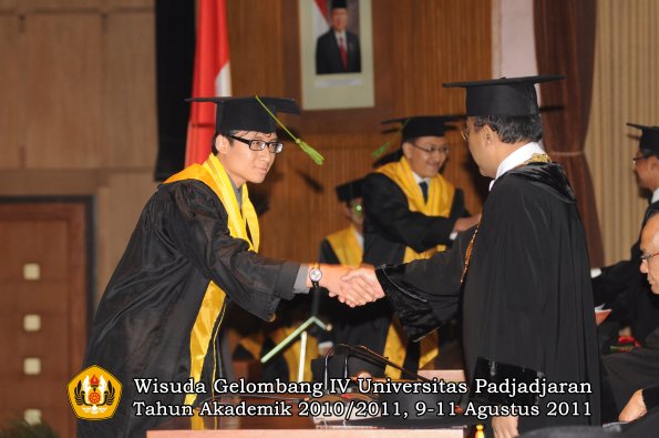 wisuda-fk-oleh-rektor-083