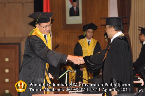 wisuda-fk-oleh-rektor-084