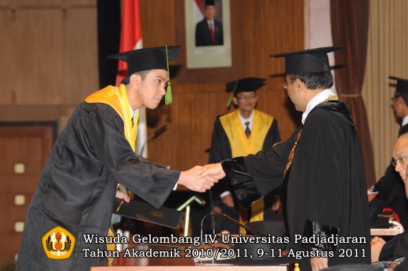 wisuda-fk-oleh-rektor-085