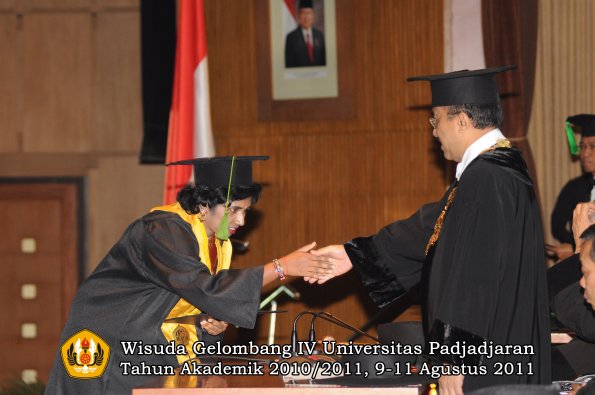 wisuda-fk-oleh-rektor-089