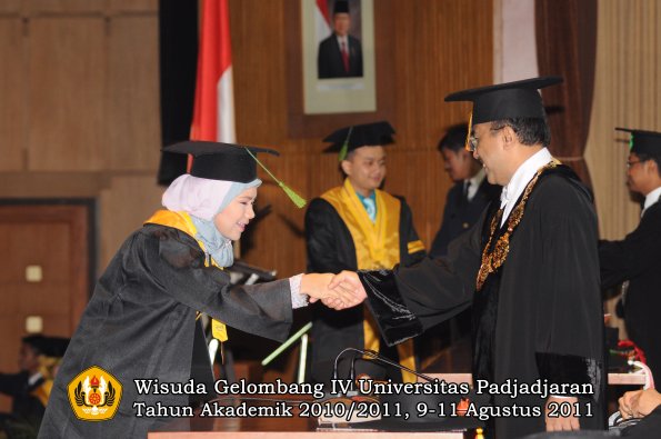 wisuda-fk-oleh-rektor-091