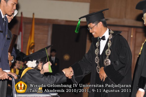 wisuda-fk-oleh-rektor-092