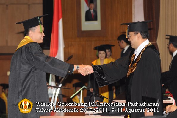 wisuda-fk-oleh-rektor-093