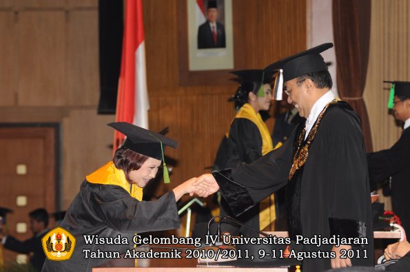 wisuda-fk-oleh-rektor-094