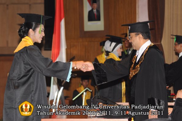 wisuda-fk-oleh-rektor-095