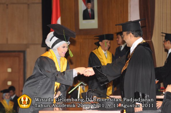 wisuda-fk-oleh-rektor-096