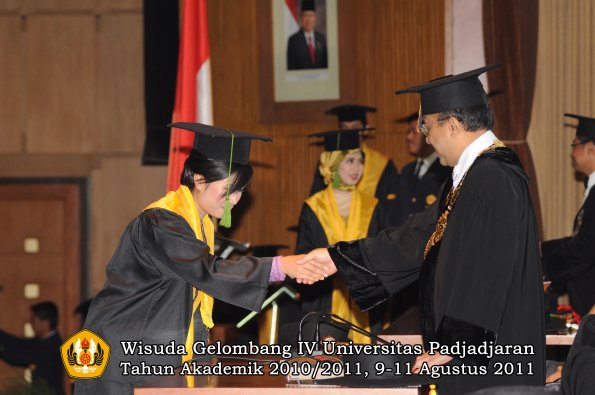 wisuda-fk-oleh-rektor-098