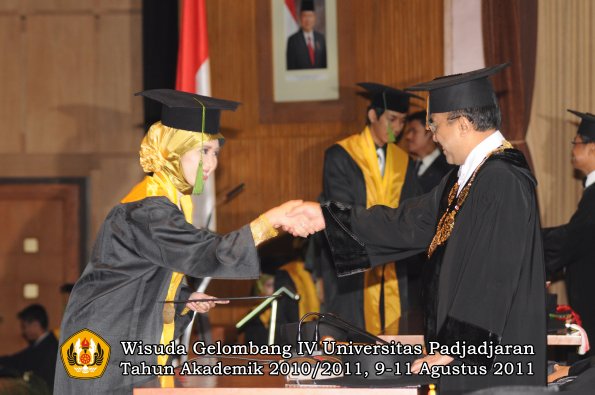 wisuda-fk-oleh-rektor-099