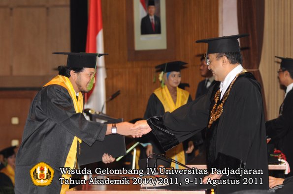 wisuda-fk-oleh-rektor-101