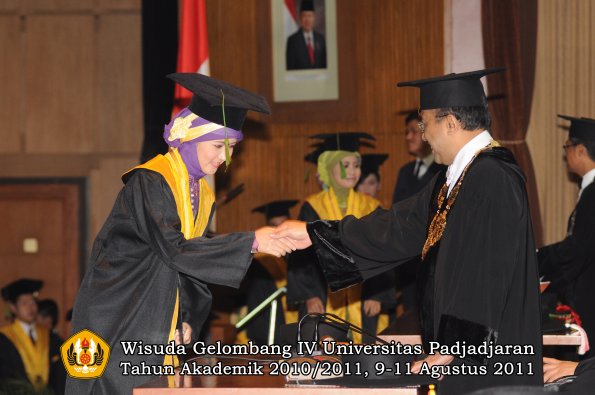 wisuda-fk-oleh-rektor-103