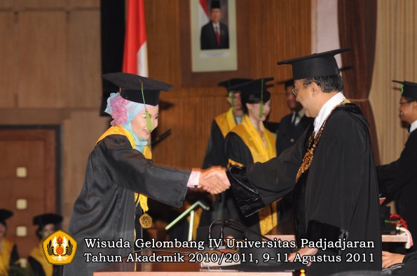 wisuda-fk-oleh-rektor-105