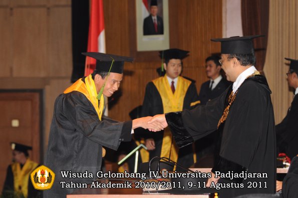 wisuda-fk-oleh-rektor-111