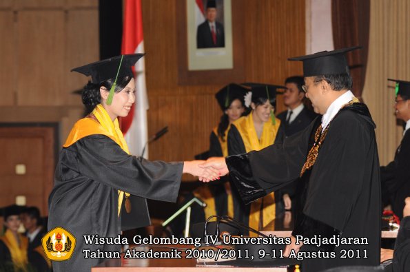 wisuda-fk-oleh-rektor-113