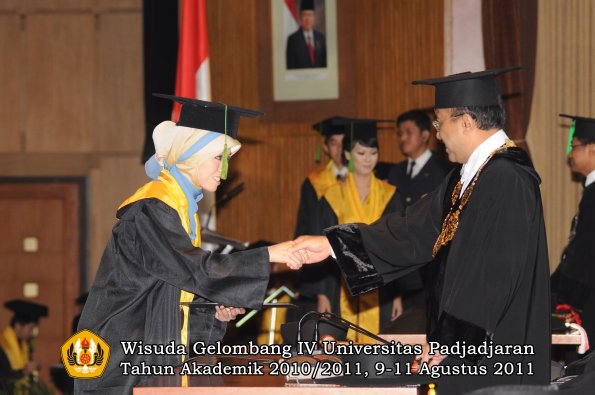 wisuda-fk-oleh-rektor-138