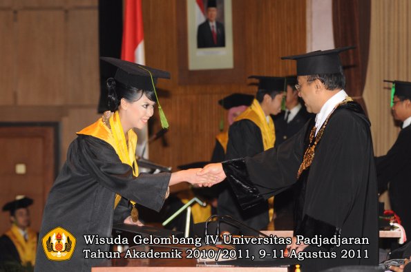 wisuda-fk-oleh-rektor-139