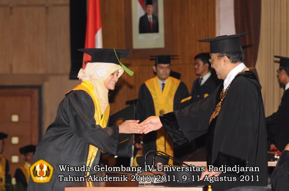 wisuda-fk-oleh-rektor-145