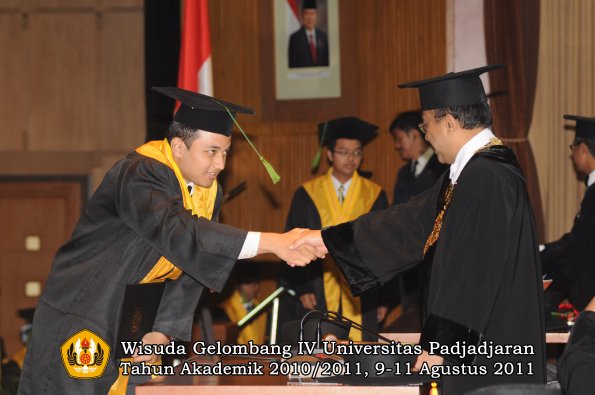 wisuda-fk-oleh-rektor-148