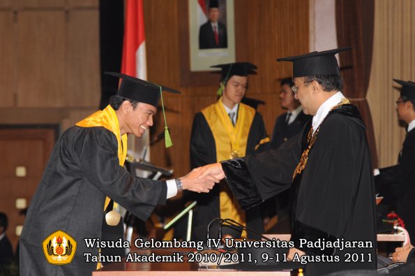 wisuda-fk-oleh-rektor-152