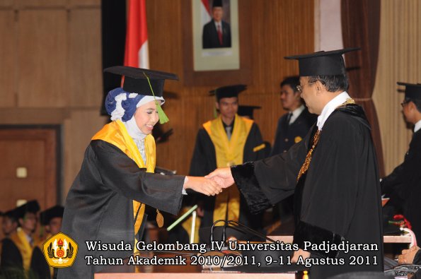 wisuda-fk-oleh-rektor-155