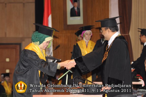 wisuda-fk-oleh-rektor-159