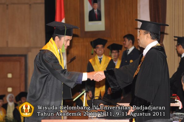 wisuda-fk-oleh-rektor-161