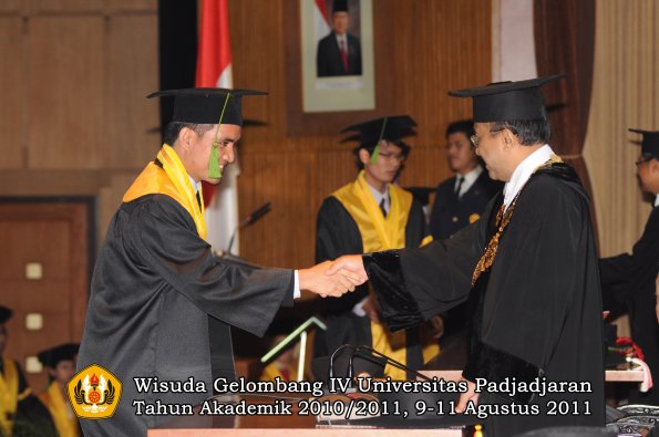 wisuda-fk-oleh-rektor-162