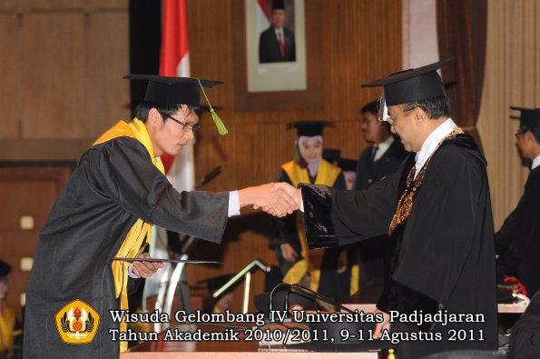 wisuda-fk-oleh-rektor-163