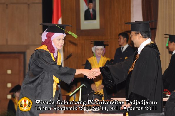 wisuda-fk-oleh-rektor-164