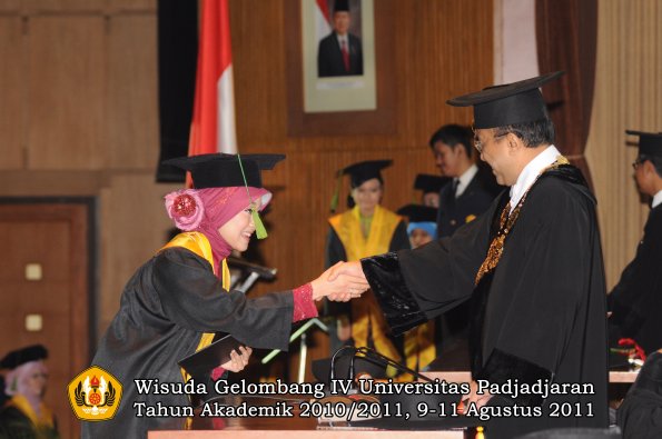 wisuda-fk-oleh-rektor-174