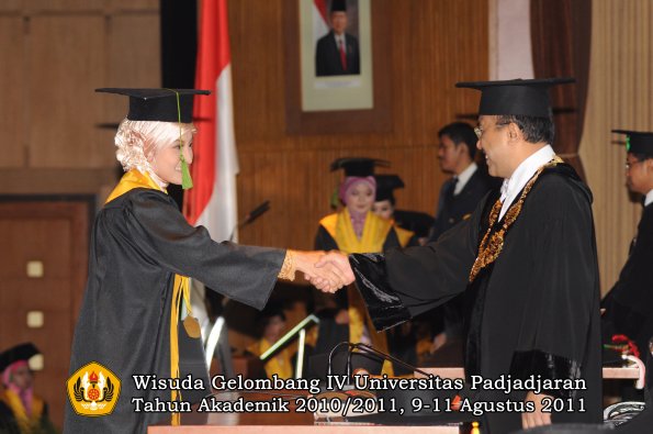 wisuda-fk-oleh-rektor-186