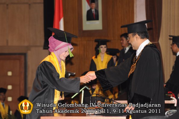 wisuda-fk-oleh-rektor-187