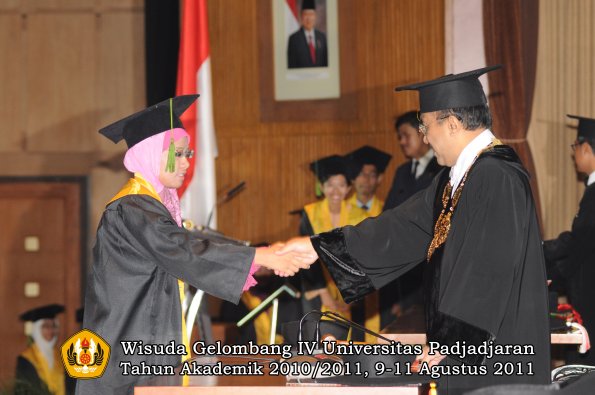 wisuda-fk-oleh-rektor-194